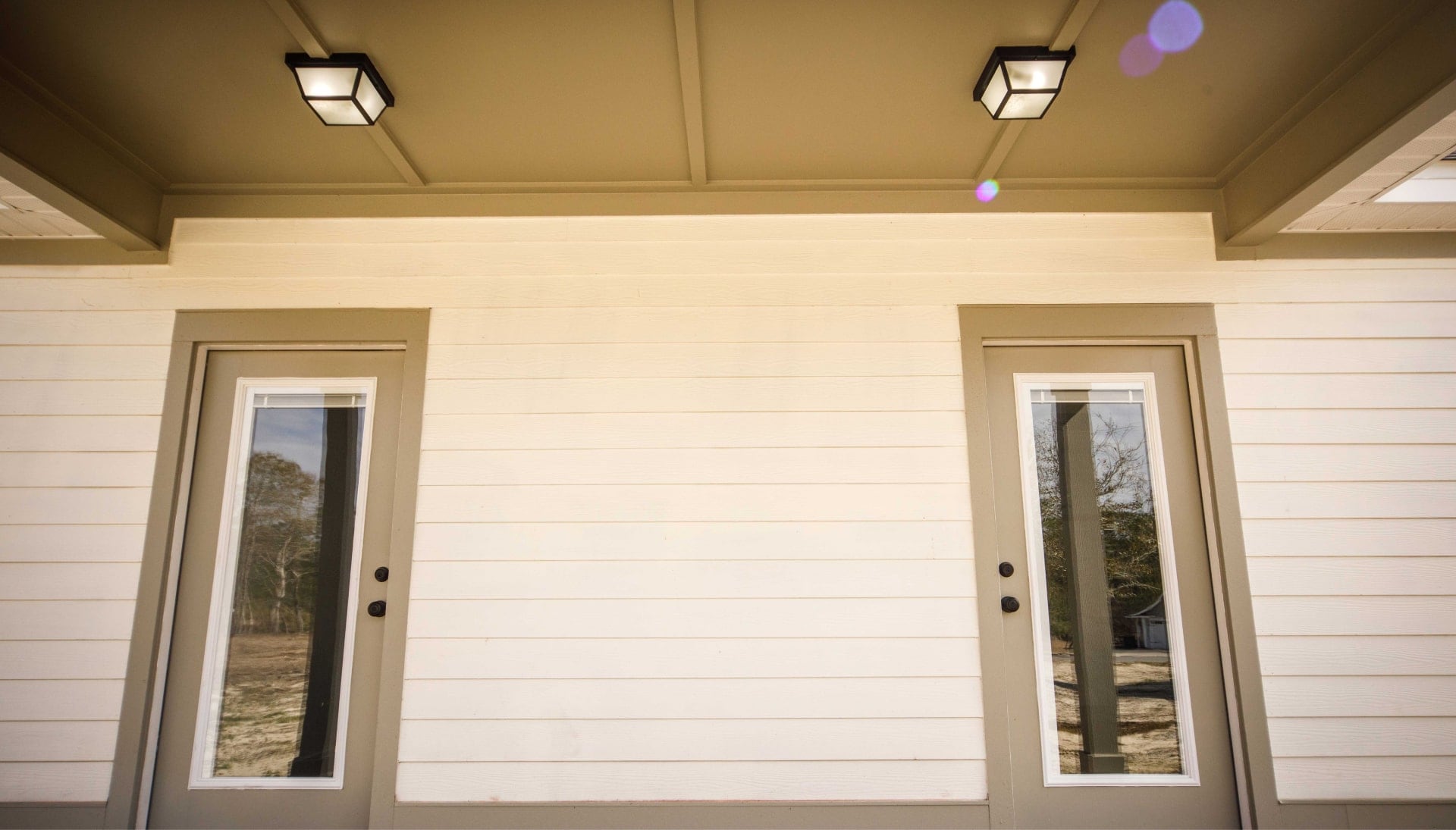 We offer siding services in Port Charlotte, Florida. Hardie plank siding installation in a front entry way.